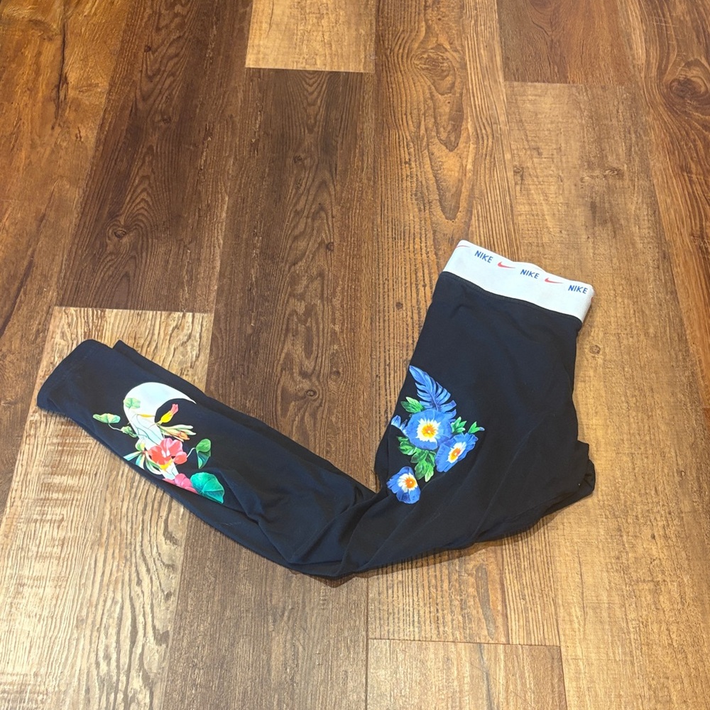 Nike women’s black Floral Leggings